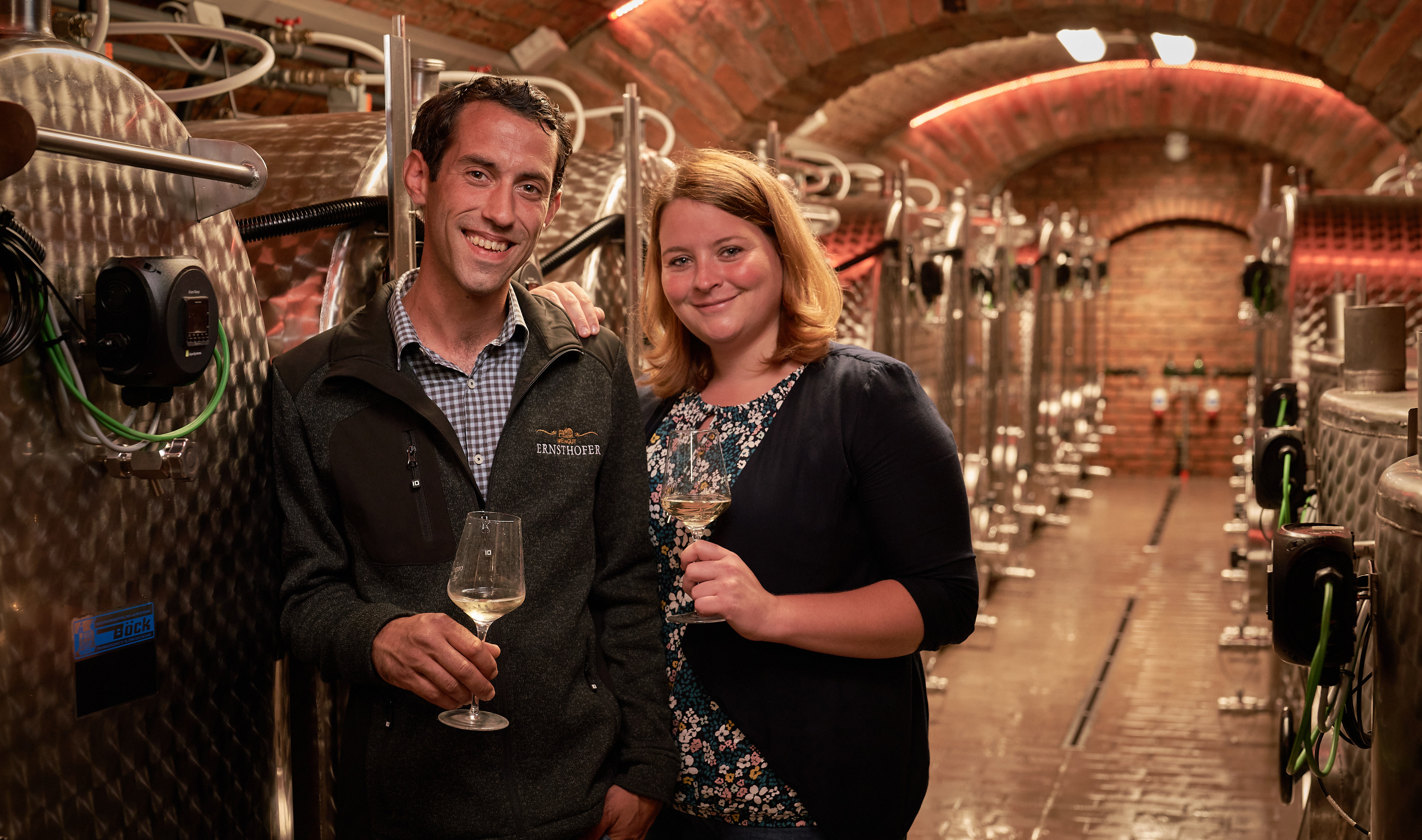 Georg Ernsthofer mit seiner Frau im Stahltank-Keller