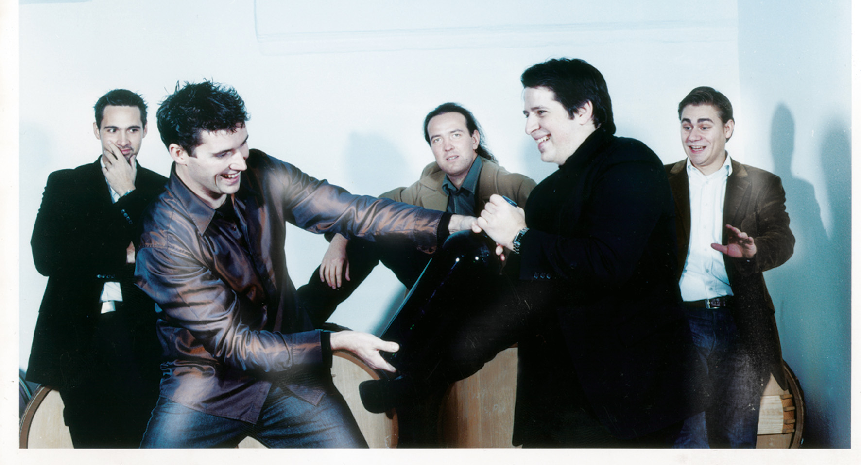 5 Winzer halten eine große Flasche