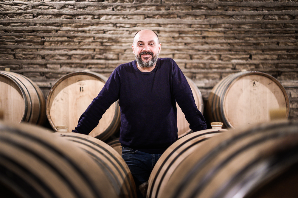 Sylvain Morey vor Weinfässern