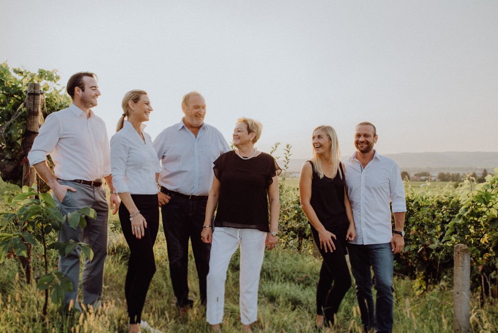 die ganze Familie Kirnbauer in deren Weingarten lachend