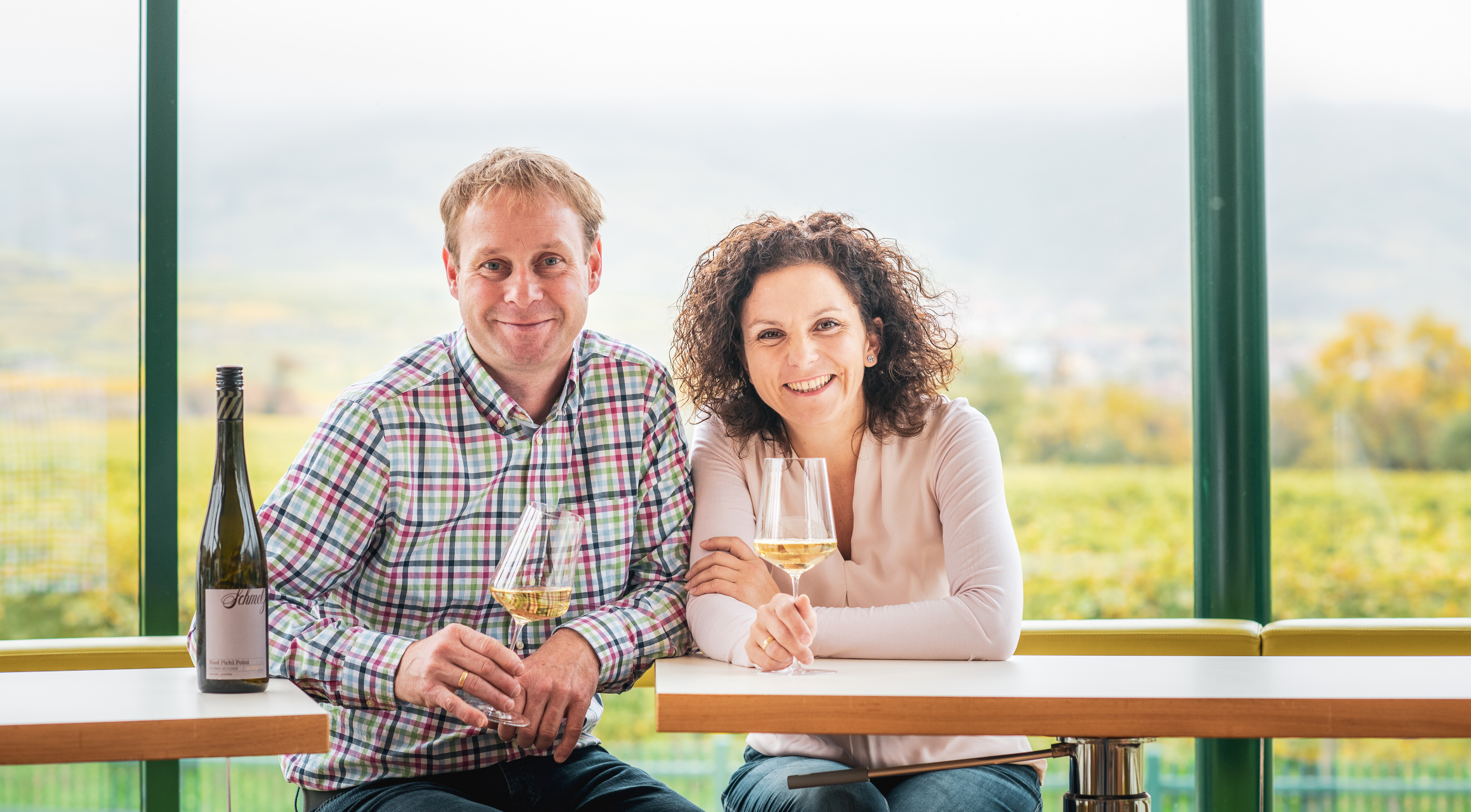 Familie Schmelz mit einem Glas Wein