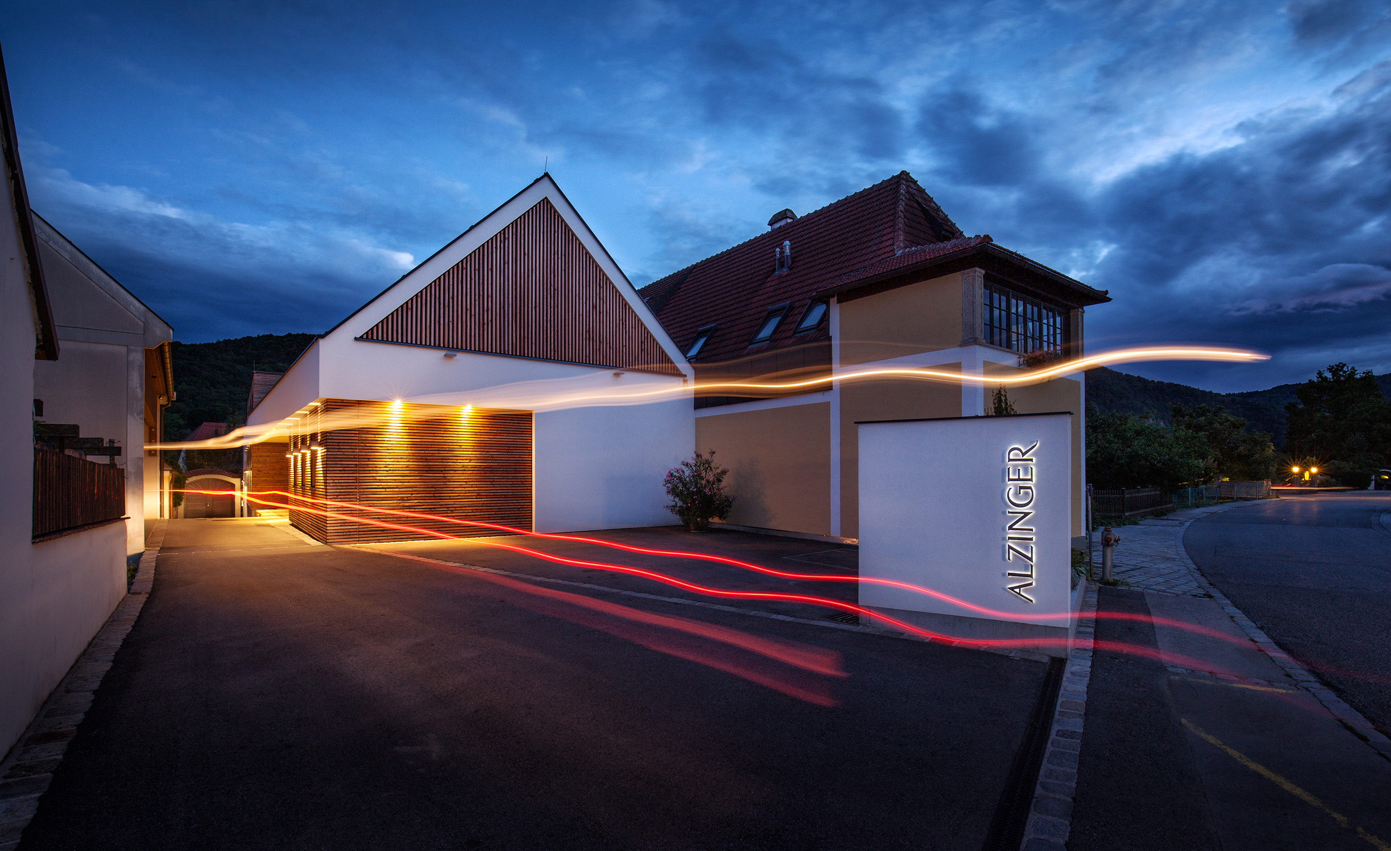 das Gebäude des Weingut Alzinger bei Nacht beläuchtet - modern umgebautes Bauernhaus
