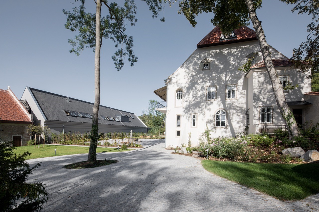 Hauptgebäude der Weinmanufaktur Clemens Strobl mit schönem Garten