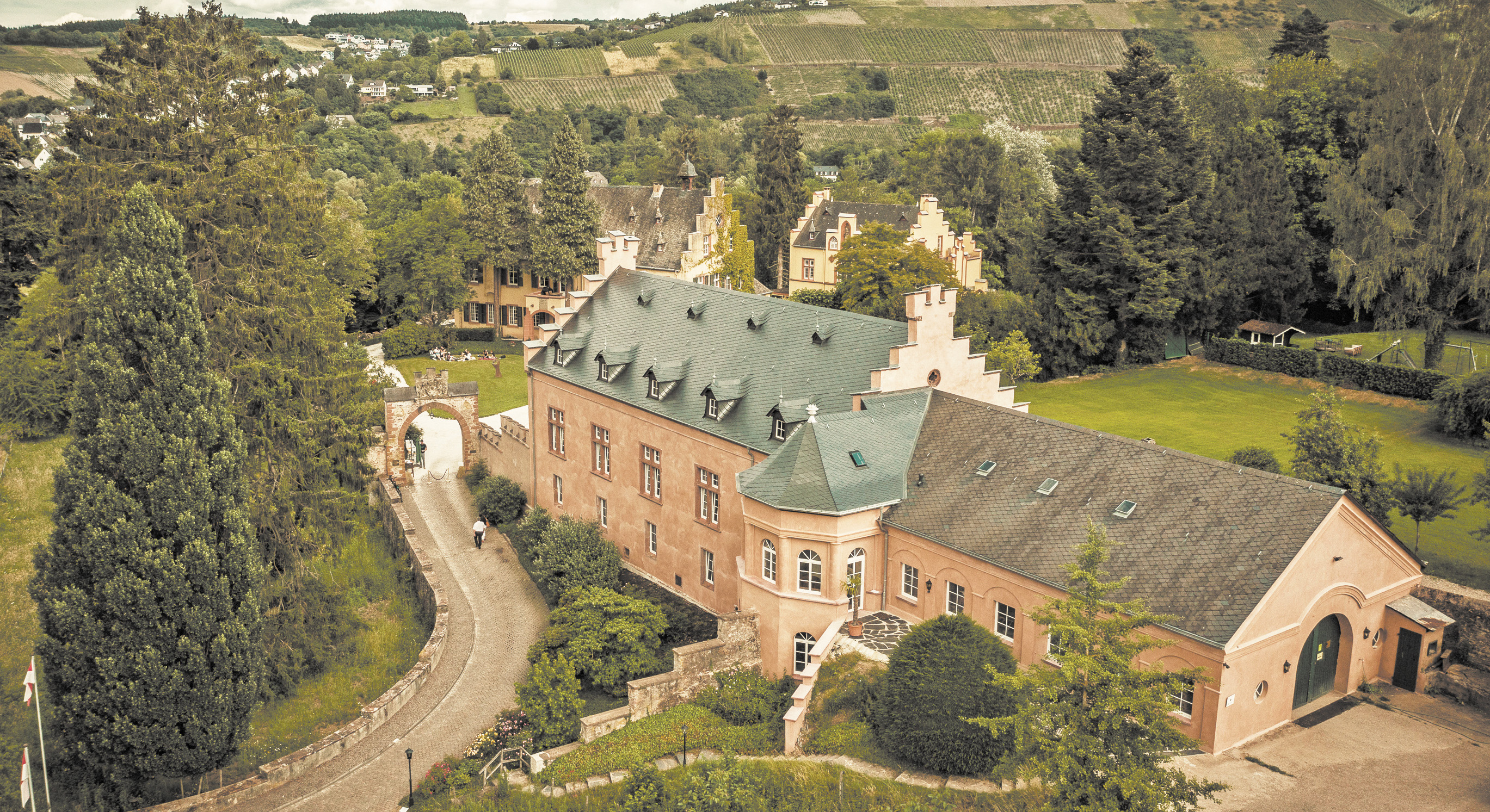 das alte Hauptgebäude vom Weingut Grünhaus - ähnelt bereits einer alten Burg