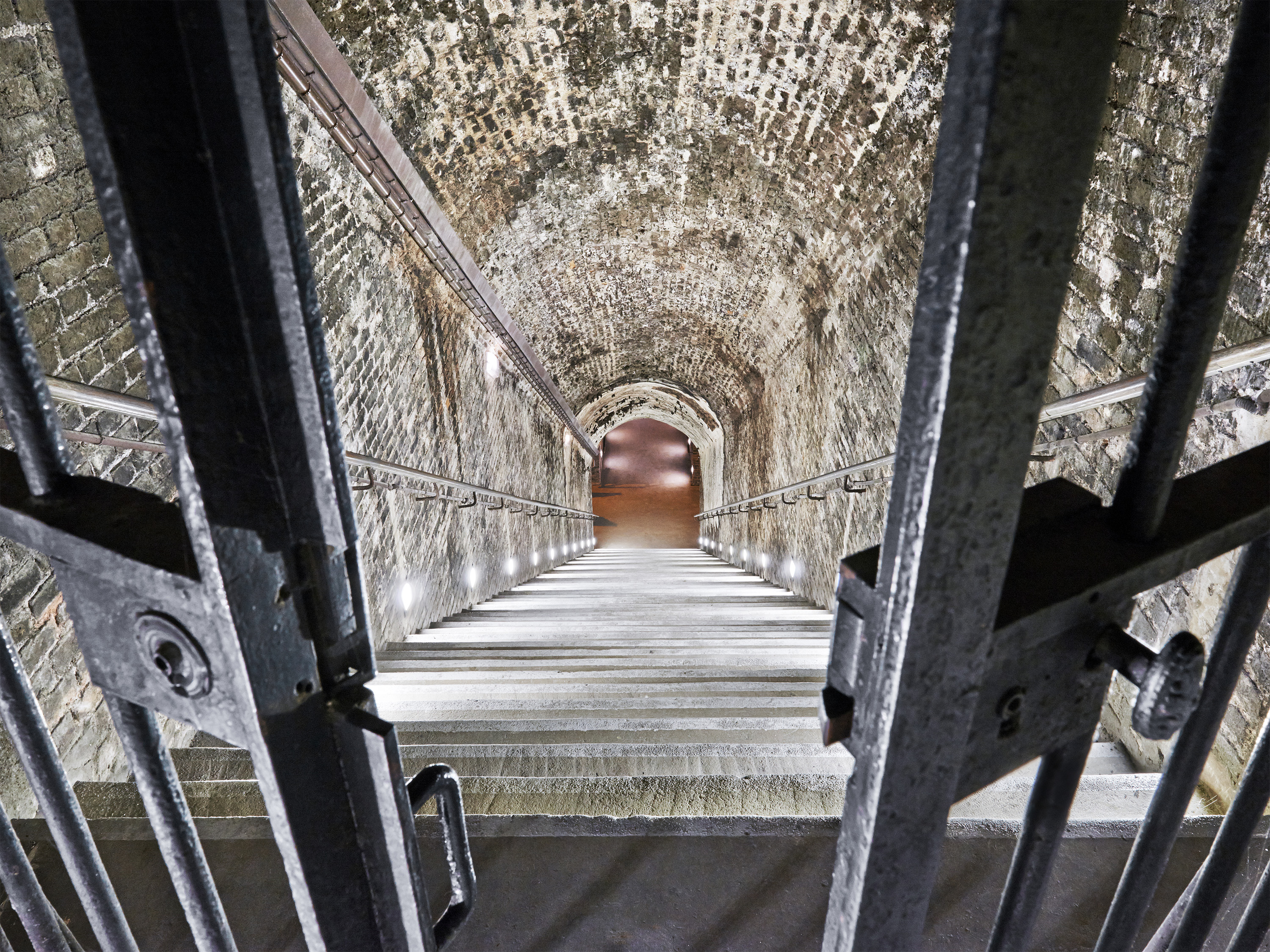 Blick die vielen Stufen hinunter in den Weinkeller von Ruinart