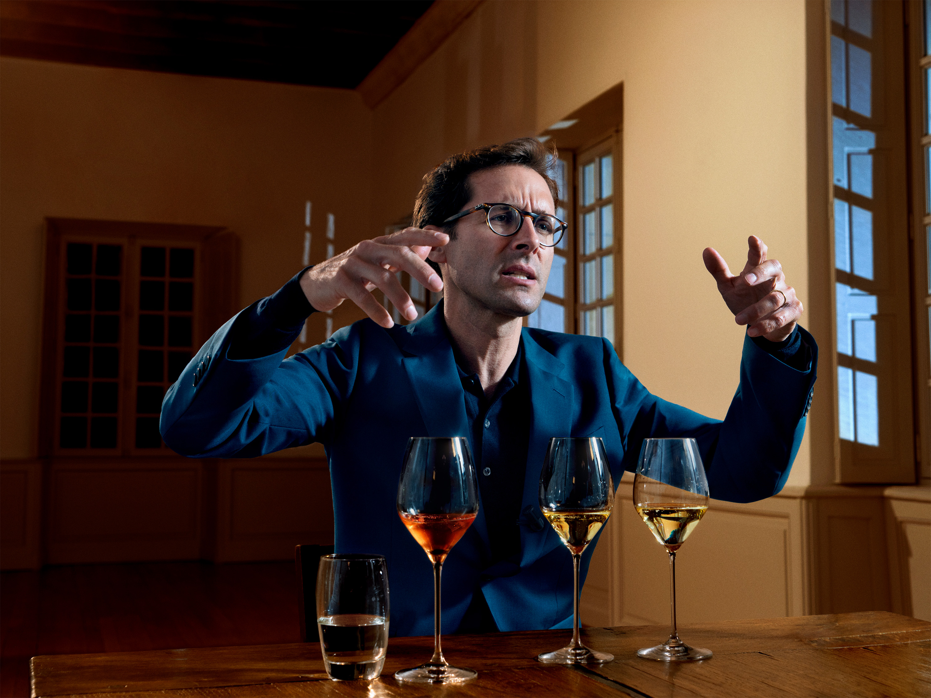 der Kellermeister von Dom Perignon mit 3 verschiedenen Gläsern im Vordergrung