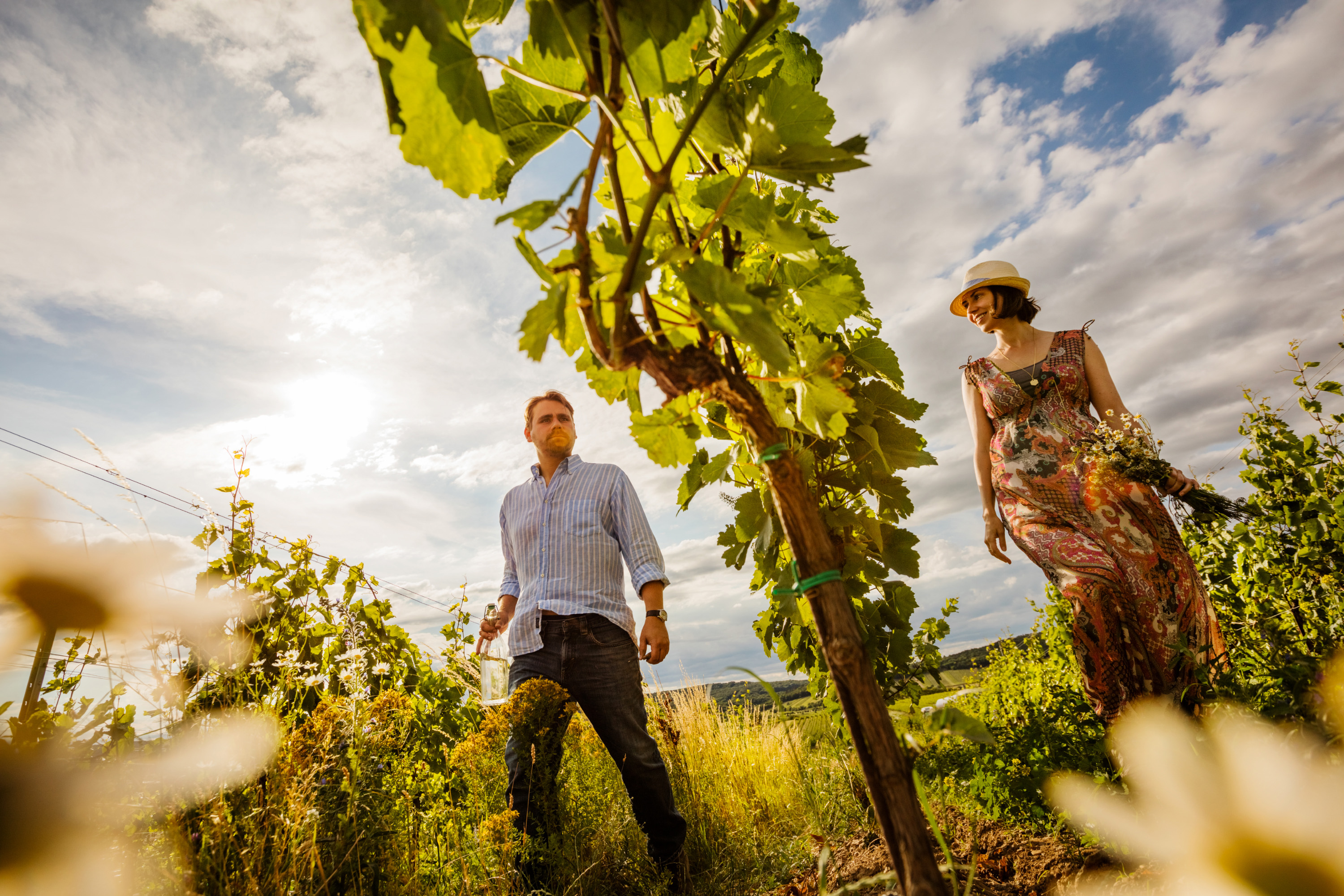 Markus Altenburger steht in seinem Weingarten mit seiner Frau