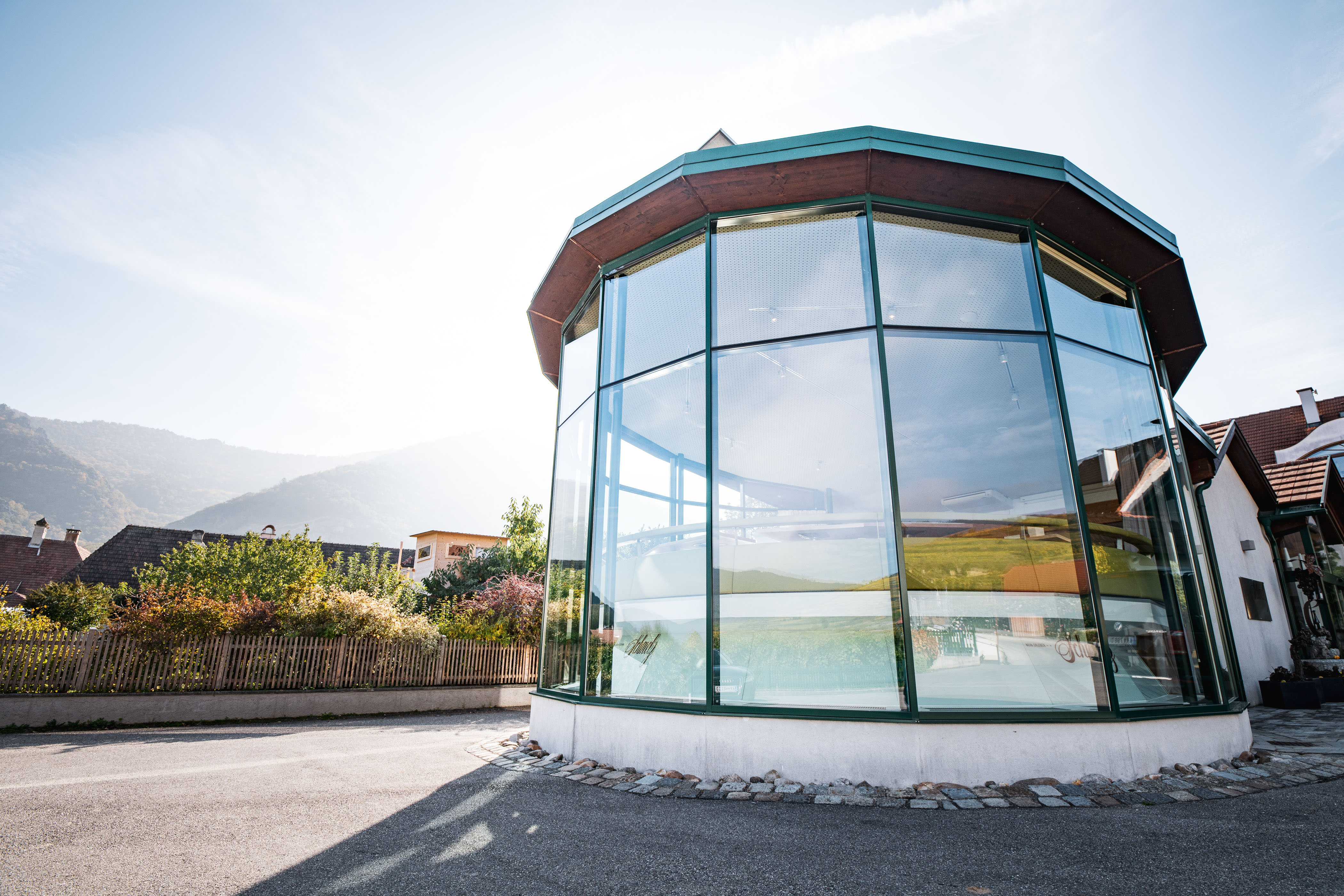 Hauptgebäude Weingut Schmelz - modern mit viel Glas und Rund