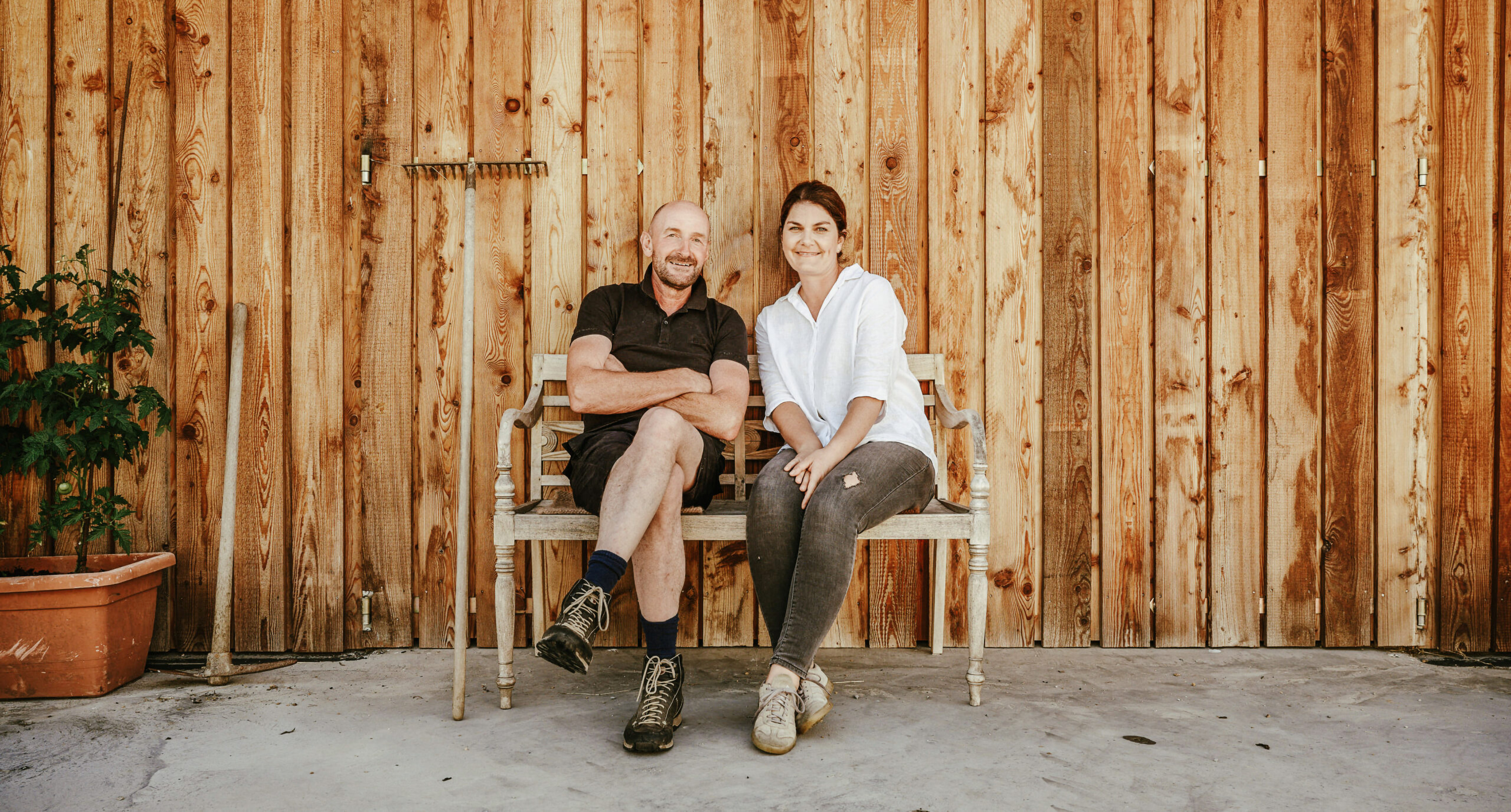 Martin Muthenthaler mit seiner Frau auf einer Bank